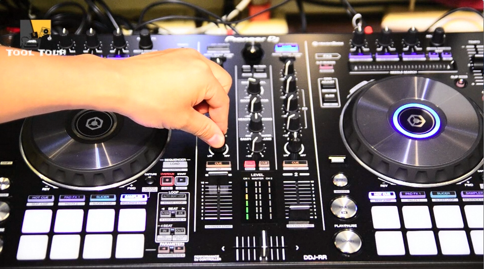 等級	刷碟手感	混音器	聲卡擴充	可搭配軟體	質感
中階款	大轉盤	獨立混音器	可外接器材	綁Rekordbox DJ	金屬材多